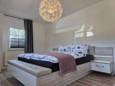 Ein Bett oder Betten in einem Zimmer der Unterkunft Eifelauszeit - Wohnung Groß