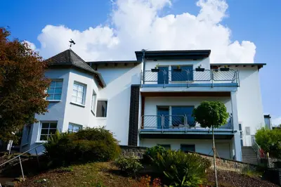 Das Gebäude in dem sich die Ferienwohnung befindet