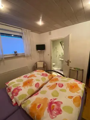 Ein Bett oder Betten in einem Zimmer der Unterkunft Zimmer 1 inkl eigenem Bad und Parkplatz