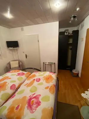 Ein Bett oder Betten in einem Zimmer der Unterkunft Zimmer 1 inkl eigenem Bad und Parkplatz