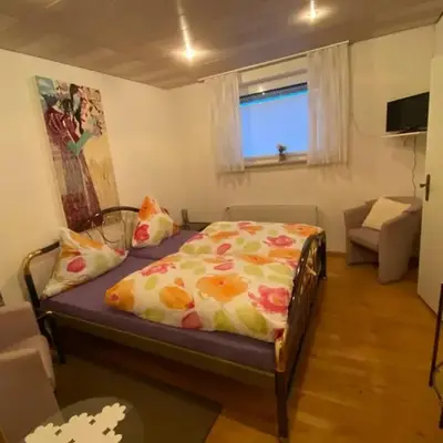 Zimmer 1 inkl eigenem Bad und Parkplatz