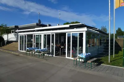 Das Gebäude in dem sich der Campingplatz befindet