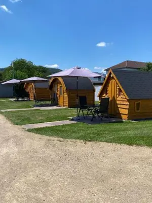 Das Gebäude in dem sich der Campingplatz befindet