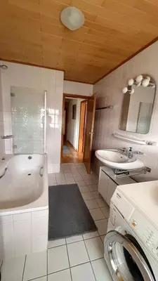 Ein Badezimmer in der Unterkunft Helle Ferienwohnung mit großem Balkon in Nattenheim in der Südeifel bei Bitburg