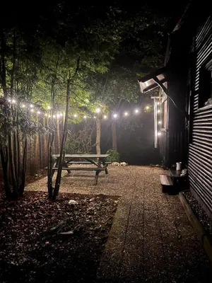 Ein Garten an der Unterkunft Idyllisches Ferienhaus im Wald unweit der Loreley