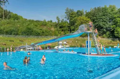 Der Swimmingpool an oder in der Nähe von Idyllisches Ferienhaus im Wald unweit der Loreley