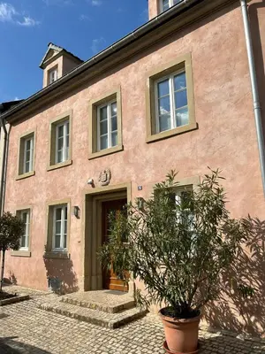 Das Gebäude in dem sich das Ferienhaus befindet