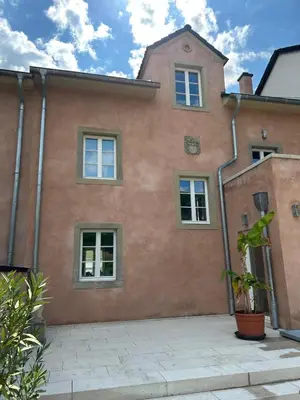 Das Gebäude in dem sich das Ferienhaus befindet