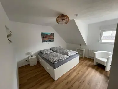 Ein Bett oder Betten in einem Zimmer der Unterkunft Gemütliche sanierte Wohnung mit Klimaanlage
