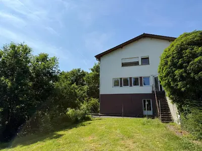 Ein Garten an der Unterkunft Hotel am Wehr