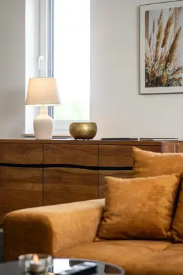 Ein Sitzbereich in der Unterkunft Golden Timber Suite