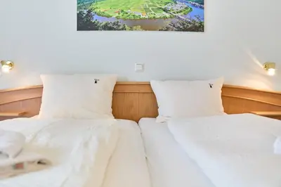Ein Bett oder Betten in einem Zimmer der Unterkunft Gästehaus Binz-Meyer Fewo Moselschleife