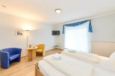 Ein Bett oder Betten in einem Zimmer der Unterkunft Gästehaus Binz-Meyer Fewo Moselschleife
