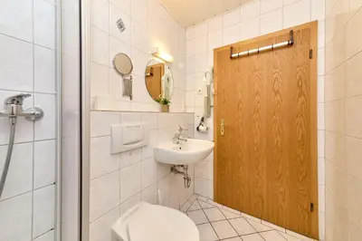 Ein Badezimmer in der Unterkunft Gästehaus Binz-Meyer Fewo Moselschleife