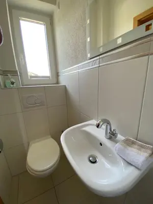 Ein Badezimmer in der Unterkunft Ferienwohnung Schlossberg Panoramamoselblick