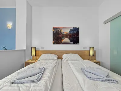 Ein Bett oder Betten in einem Zimmer der Unterkunft An der Mosel - Rebenblick und Sonnenterasse - KP1