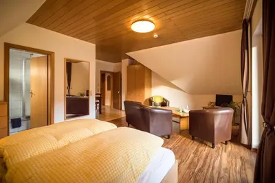 Ein Bett oder Betten in einem Zimmer der Unterkunft Weingut Peifer
