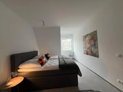 Ein Bett oder Betten in einem Zimmer der Unterkunft Design am Rhein I Zentral I 2BR I Aufzug I Dachterrasse I Parken I helloYOU apartments x BRIGHT Collection