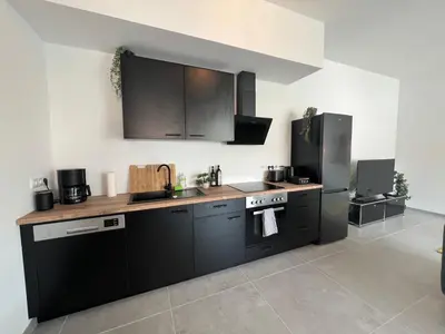 Küche/Küchenzeile in der Unterkunft Design am Rhein I Zentral I 2BR I Aufzug I Dachterrasse I Parken I helloYOU apartments x BRIGHT Collection