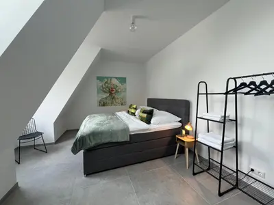 Ein Bett oder Betten in einem Zimmer der Unterkunft Design am Rhein I Zentral I 2BR I Aufzug I Dachterrasse I Parken I helloYOU apartments x BRIGHT Collection