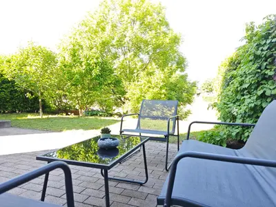 Ein Garten an der Unterkunft Glückshälfte - Moderne Haushälfte mit XXL-Parkplatz, Bike-Storage & Garten nahe Trier