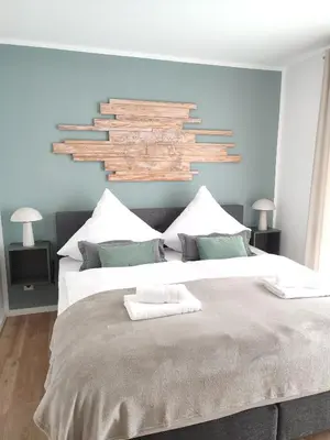 Ein Bett oder Betten in einem Zimmer der Unterkunft Glückshälfte - Moderne Haushälfte mit XXL-Parkplatz, Bike-Storage & Garten nahe Trier