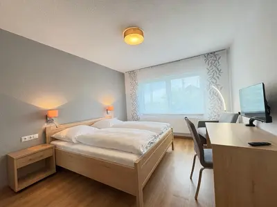 Ein Bett oder Betten in einem Zimmer der Unterkunft Familien-Apartment Bodanum für 4 Personen - mit eigener Terrasse - naturnahe Ortsrandlage - Arbeitsplatz mit VDSL - 10 min zum Nürburgring