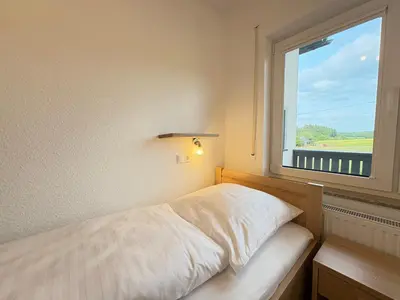 Ein Bett oder Betten in einem Zimmer der Unterkunft Familien-Apartment Bodanum für 4 Personen - mit eigener Terrasse - naturnahe Ortsrandlage - Arbeitsplatz mit VDSL - 10 min zum Nürburgring