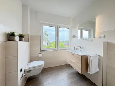 Ein Badezimmer in der Unterkunft Familien-Apartment Bodanum für 4 Personen - mit eigener Terrasse - naturnahe Ortsrandlage - Arbeitsplatz mit VDSL - 10 min zum Nürburgring