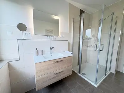 Ein Badezimmer in der Unterkunft Familien-Apartment Bodanum für 4 Personen - mit eigener Terrasse - naturnahe Ortsrandlage - Arbeitsplatz mit VDSL - 10 min zum Nürburgring