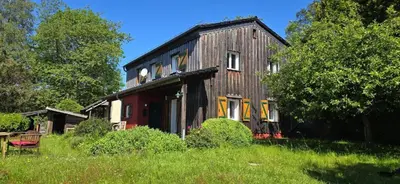 Ein Garten an der Unterkunft Natur und Wellness ''auf der Hardt'' -Jacuzzi- Sauna- Kinderausstattung- Alleinlage im Wald