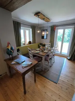 Ein Sitzbereich in der Unterkunft Natur und Wellness ''auf der Hardt'' -Jacuzzi- Sauna- Kinderausstattung- Alleinlage im Wald