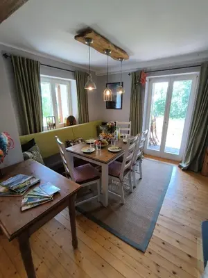 Ein Sitzbereich in der Unterkunft Natur und Wellness ''auf der Hardt'' -Jacuzzi- Sauna- Kinderausstattung- Alleinlage im Wald