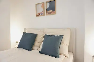 Ein Bett oder Betten in einem Zimmer der Unterkunft Stylisches City Apartment mit Terrasse für max 4 Personen in nähe zum HBF Koblenz und Koblenzer-Innenstadt