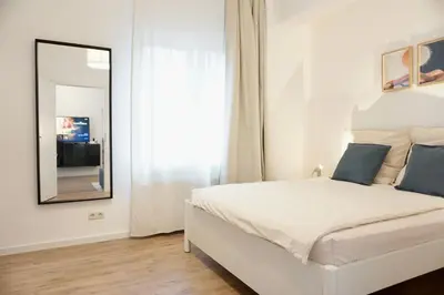 Ein Bett oder Betten in einem Zimmer der Unterkunft Stylisches City Apartment mit Terrasse für max 4 Personen in nähe zum HBF Koblenz und Koblenzer-Innenstadt