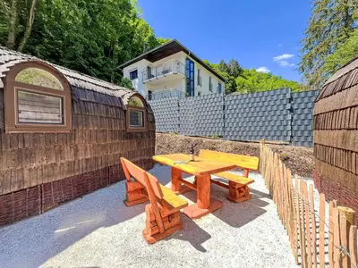 Das Gebäude in dem sich das Ferienhaus befindet