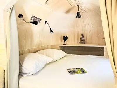 Ein Bett oder Betten in einem Zimmer der Unterkunft Holiday Home Tiny Haus Vierseenblick Nummer 2 by Interhome