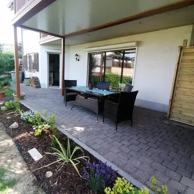 Ein Garten an der Unterkunft Fewo Storchenschnabel