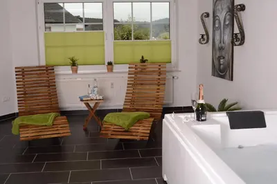 Ein Sitzbereich in der Unterkunft Wellness-Ferienwohnung-EifelErnstbergblick 1