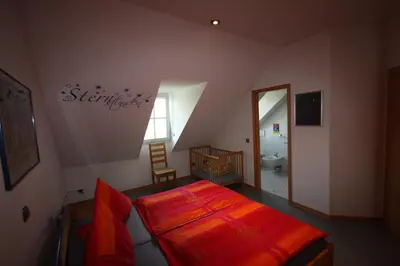 Ein Bett oder Betten in einem Zimmer der Unterkunft Moseltraum Alte Schmiede