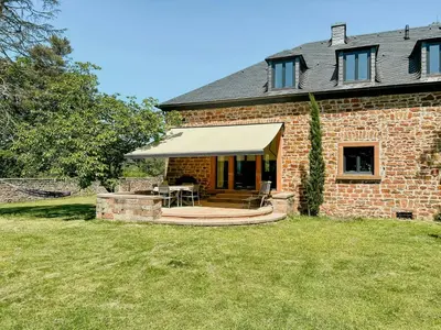 Ein Garten an der Unterkunft Renovated Farmhouse Half In The Trierer Heide