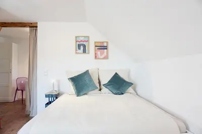 Ein Bett oder Betten in einem Zimmer der Unterkunft Stylisches Apartment für 2 Personen in historischem Fachwerkhaus 4 Etage mit Blick auf Stadt & Festung