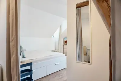 Ein Bett oder Betten in einem Zimmer der Unterkunft Stylisches Apartment für 2 Personen in historischem Fachwerkhaus 4 Etage mit Blick auf Stadt & Festung