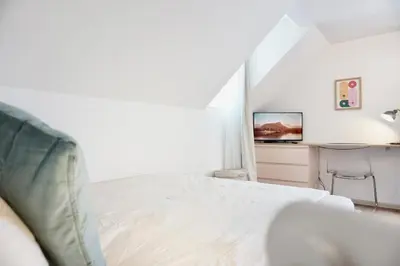 Ein Bett oder Betten in einem Zimmer der Unterkunft Stylisches Apartment für 2 Personen in historischem Fachwerkhaus 4 Etage mit Blick auf Stadt & Festung