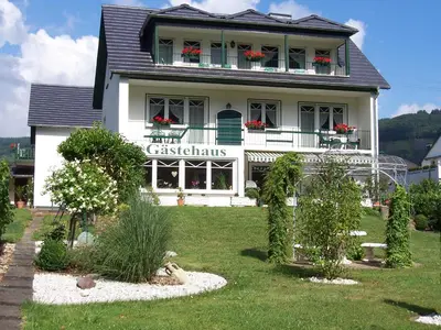 Ein Garten an der Unterkunft Ferienwohnung Ketter Wein & Urlaub