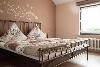 Ein Bett oder Betten in einem Zimmer der Unterkunft Ferienwohnung Ketter Wein & Urlaub