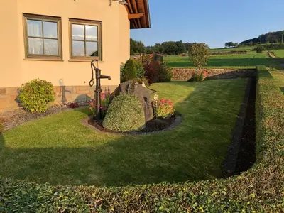 Ein Garten an der Unterkunft Zwei gepflegte Gästezimmer mit eigenem Bad