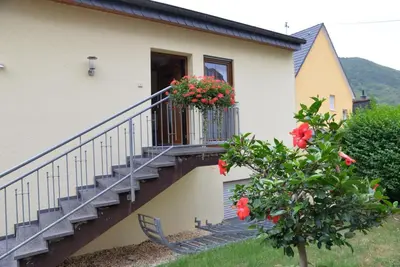 Ein Garten an der Unterkunft Pension Basten