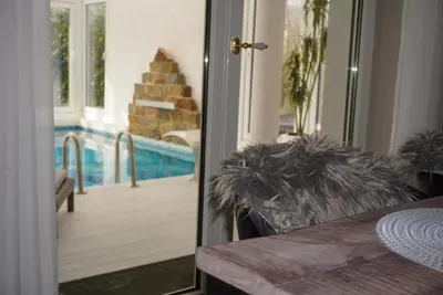 Der Swimmingpool an oder in der Nähe von Ferienwohnung mit Sauna und Pool
