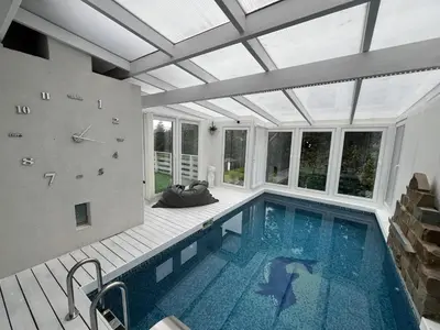 Der Swimmingpool an oder in der Nähe von Ferienwohnung mit Sauna und Pool